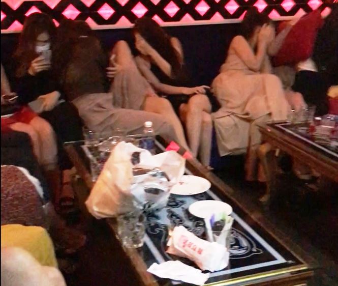 Hàng chục tiếp viên múa khiêu dâm trong nhà hàng trung tâm Sài Gòn